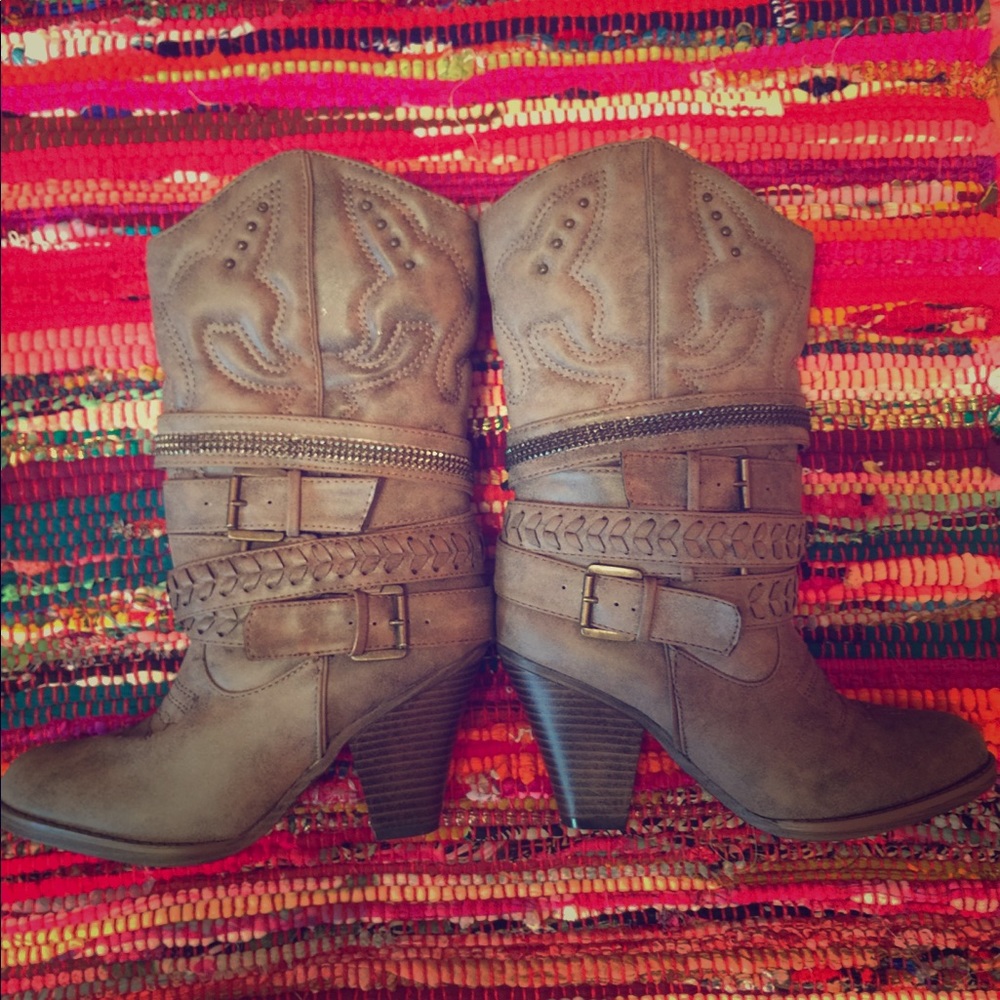 Heeled boots